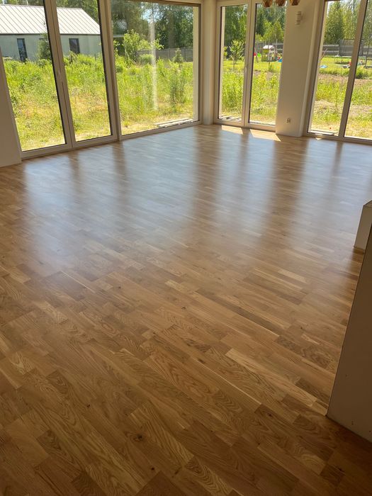 Montaż listew przypodłogowych parkietu paneli podłogowych deski