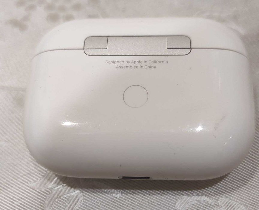 Зарядний кейс для оригінальних навушників Apple AirPods Pro