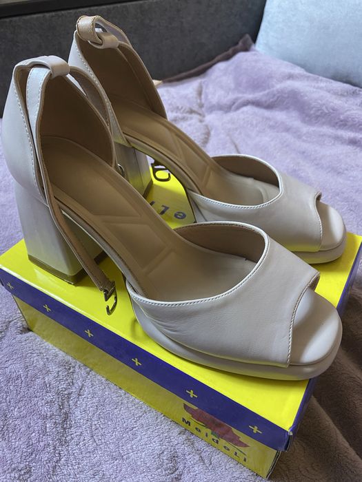 Жіночі туфлі бежевого кольору