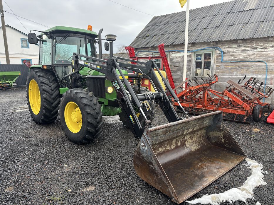 Трактор John Deere 2850 з фронтальним погрущиком