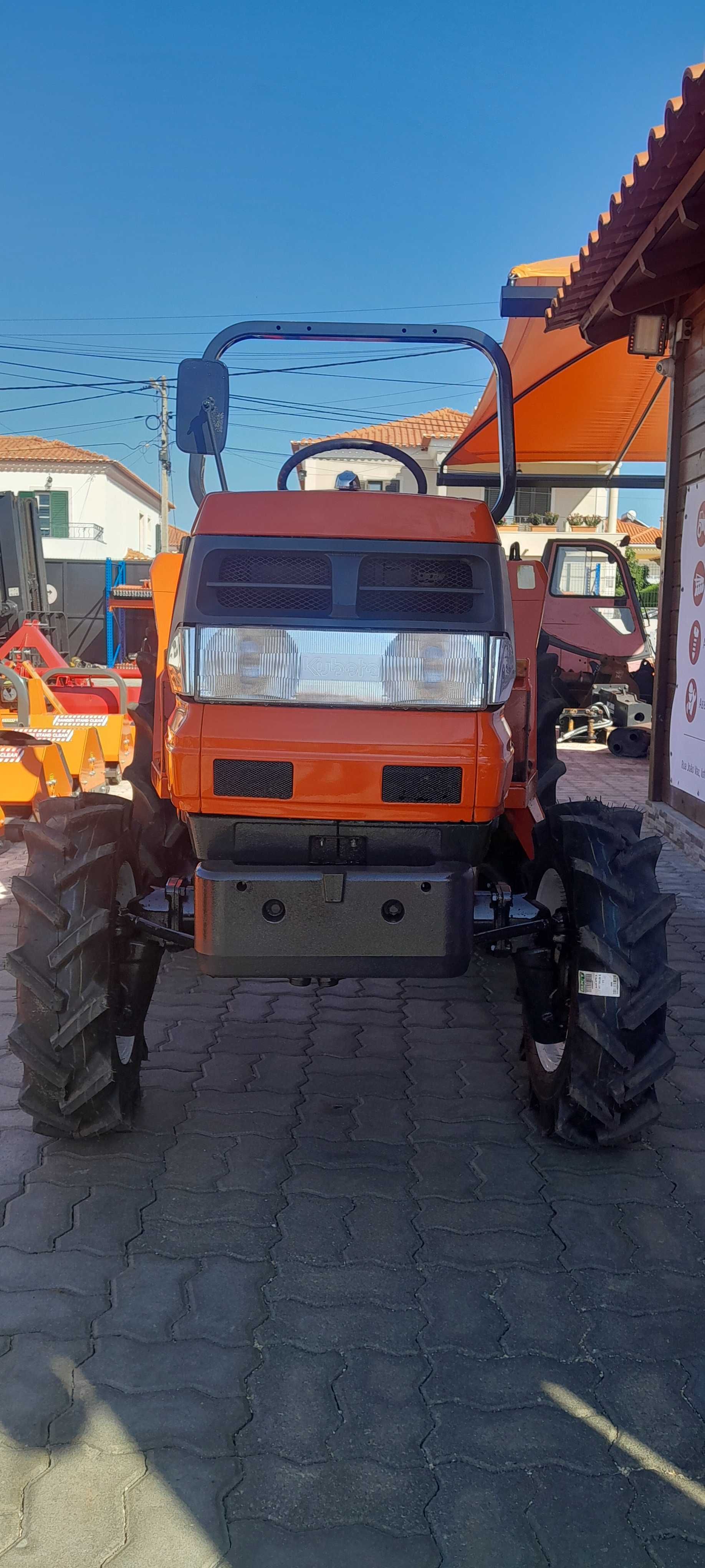 Kubota GL 200 4x4/ 3 cilindros  27 cavalos/ INVERSOR