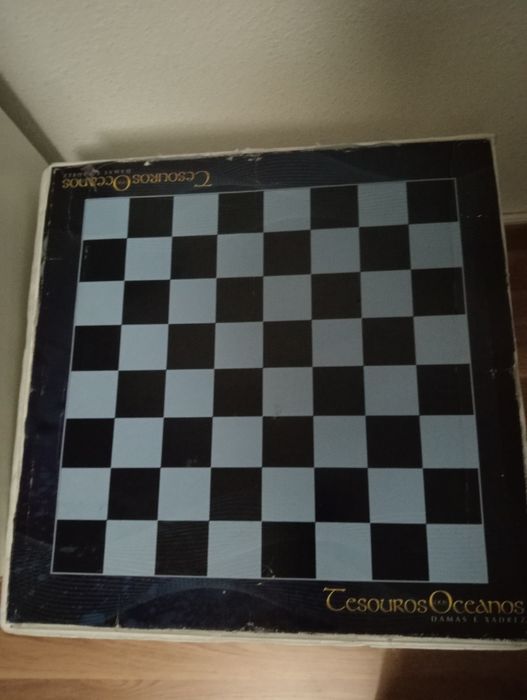 Jogo de damas e Xadrez .