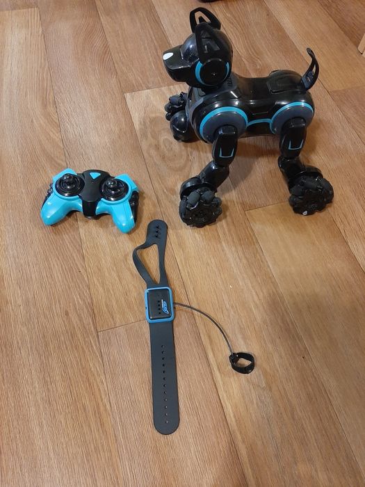 Собака робот на пульте