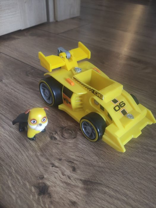 Pojazd wyścigówka + figurka RUBBLE psi patrol. Napęd+ dźwięk