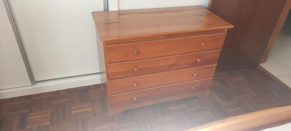 Mobilia de quarto em pinho