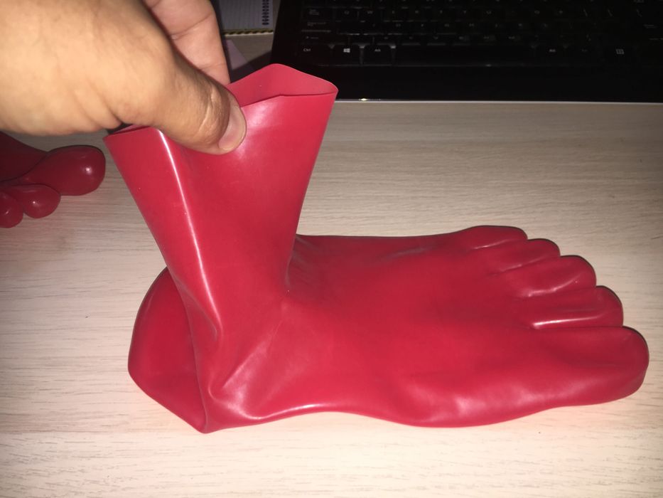 905/ Skarpetki latex lateks stópki z palcami rozmiar L kolor czerwony