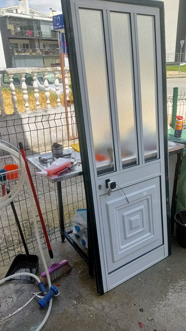 Porta em alumínio cor branca