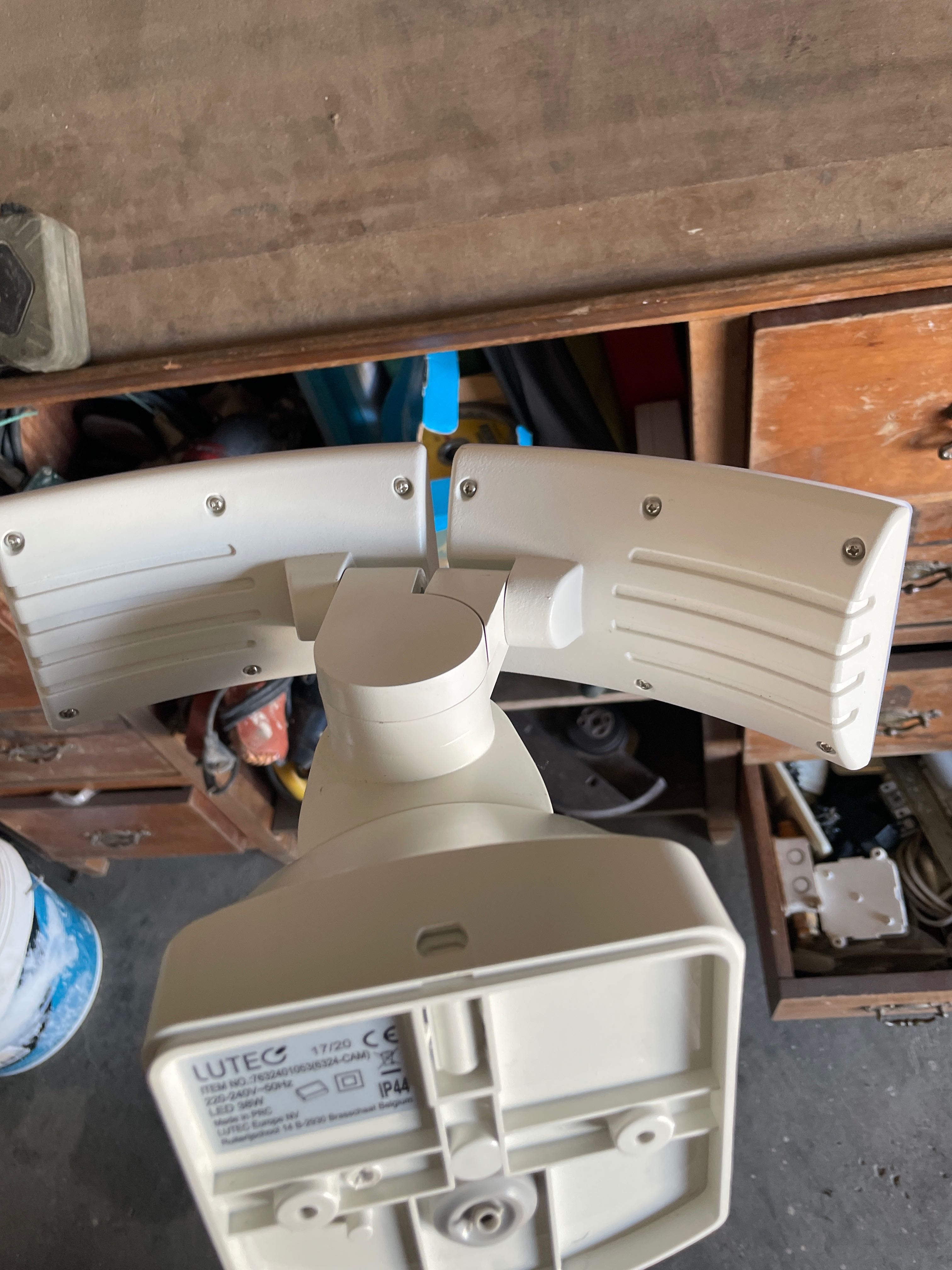 Câmera vigilância com sensor luz Lutec