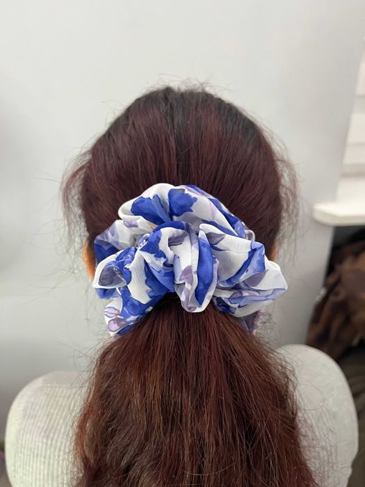 Mała gumka scrunchie – niebiesko-biała, ręcznie szyta, nowa