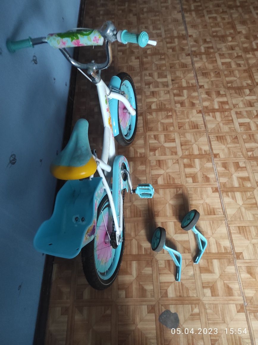 Детский велосипед в отличном состоянии с дополнительными колесиками