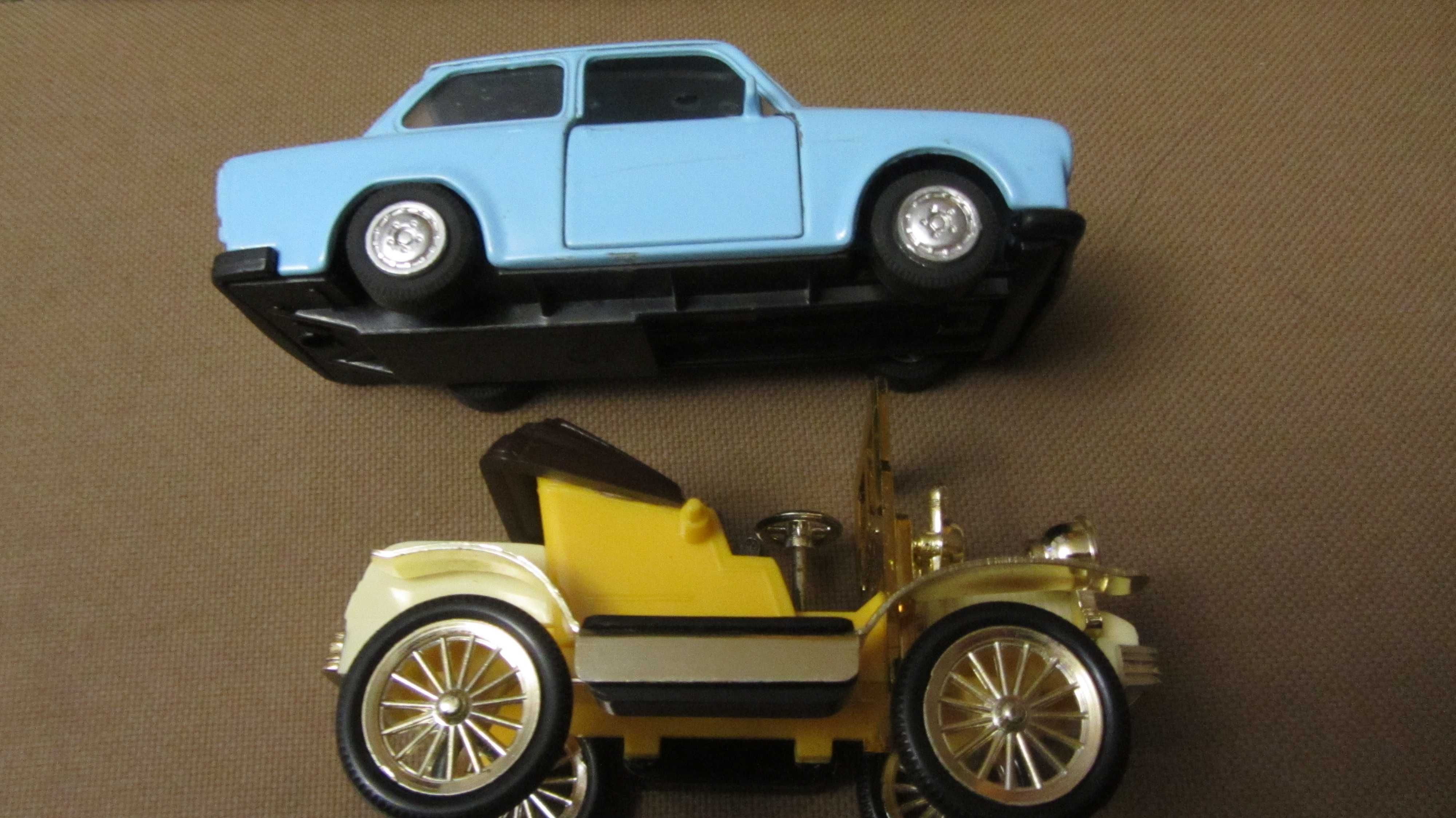 Одним лотом 2 автомоделі Trabant 601-S та ретро-авто ГДР.