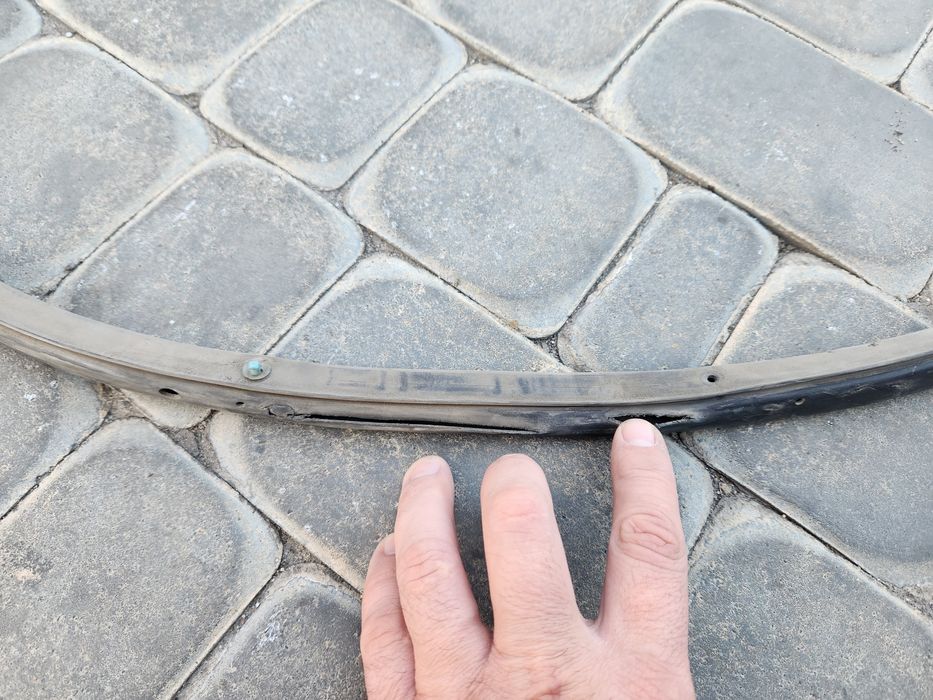 Уплотнитель правой передней двери на Mitsubishi Grandis