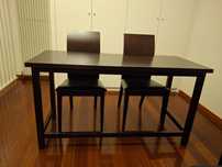 Mesa e duas cadeiras