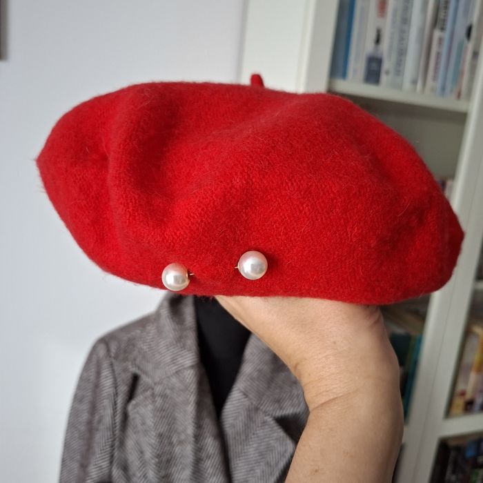 Nowy beret z ozdobnymi perełkami