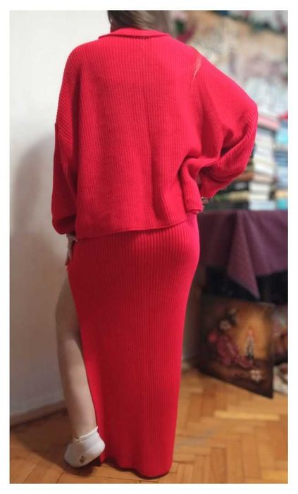 Жіночий в'язаний костюм зі спідницею