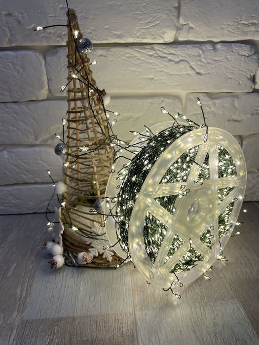 Гірлянда,мішура або хвойна лапа