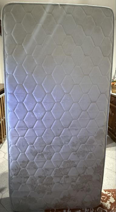 Cama com estrado elevatório para arrumação