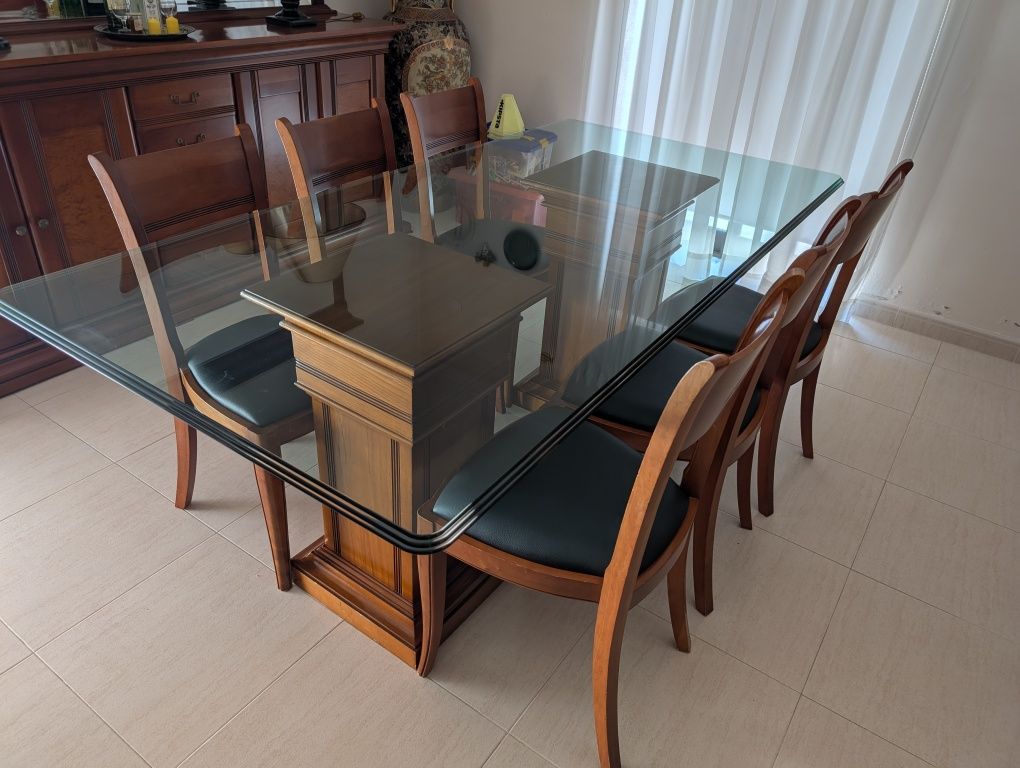 Mesa tampo vidro com 6 cadeiras em nogueira