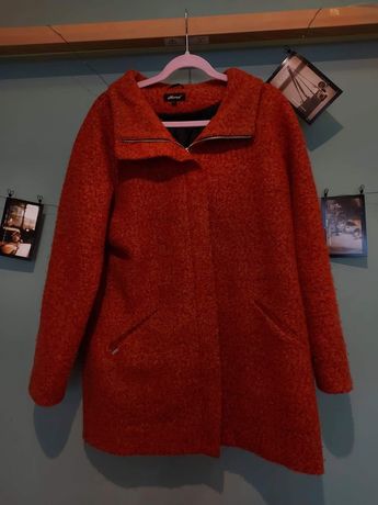 Czerwono-ceglasty płaszcz