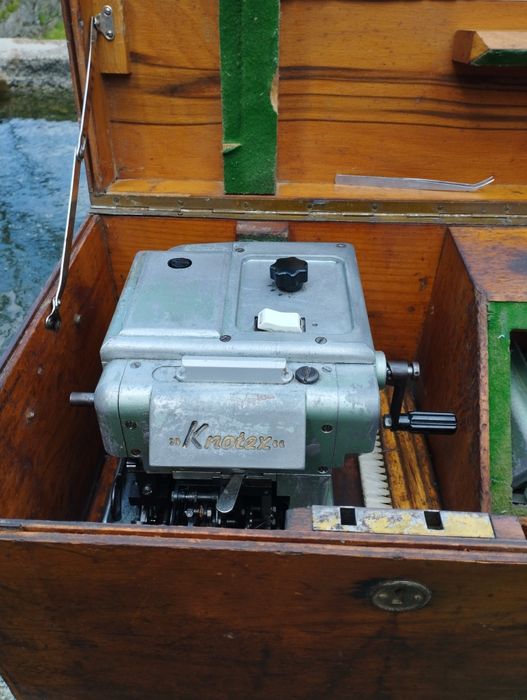 Máquina de atar teias e cavalete