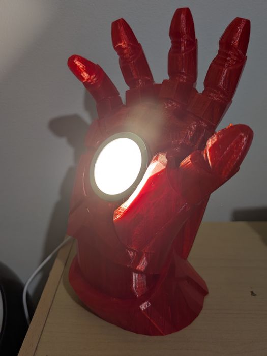 Luminária luva homem de ferro