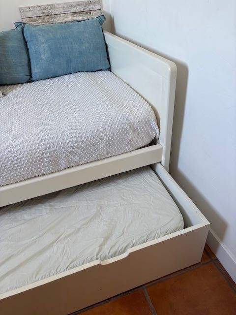 Cama solteiro 90x190 , madeira maciça em bom estado