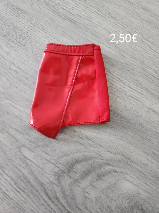 Roupa de Barbie usada