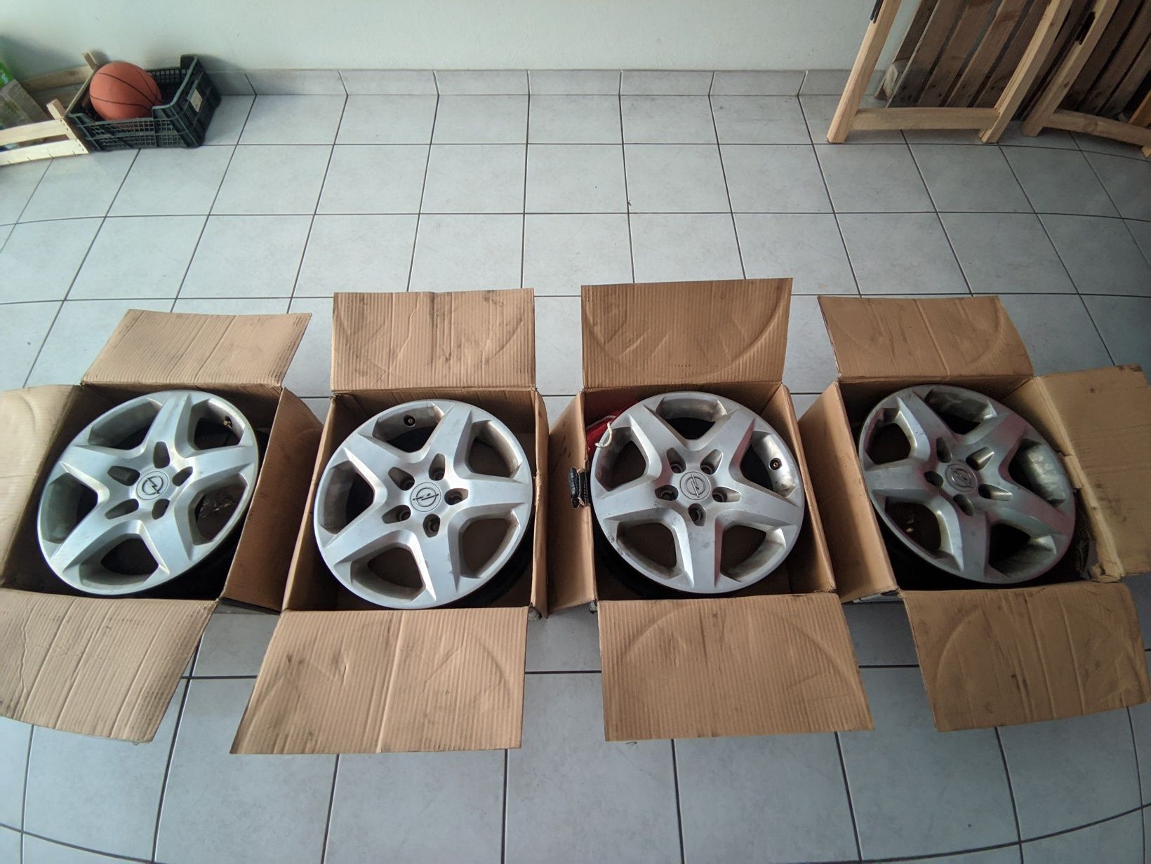 Jantes em ferro com tampos em plástico 16 polegadas Opel Astra de 2006