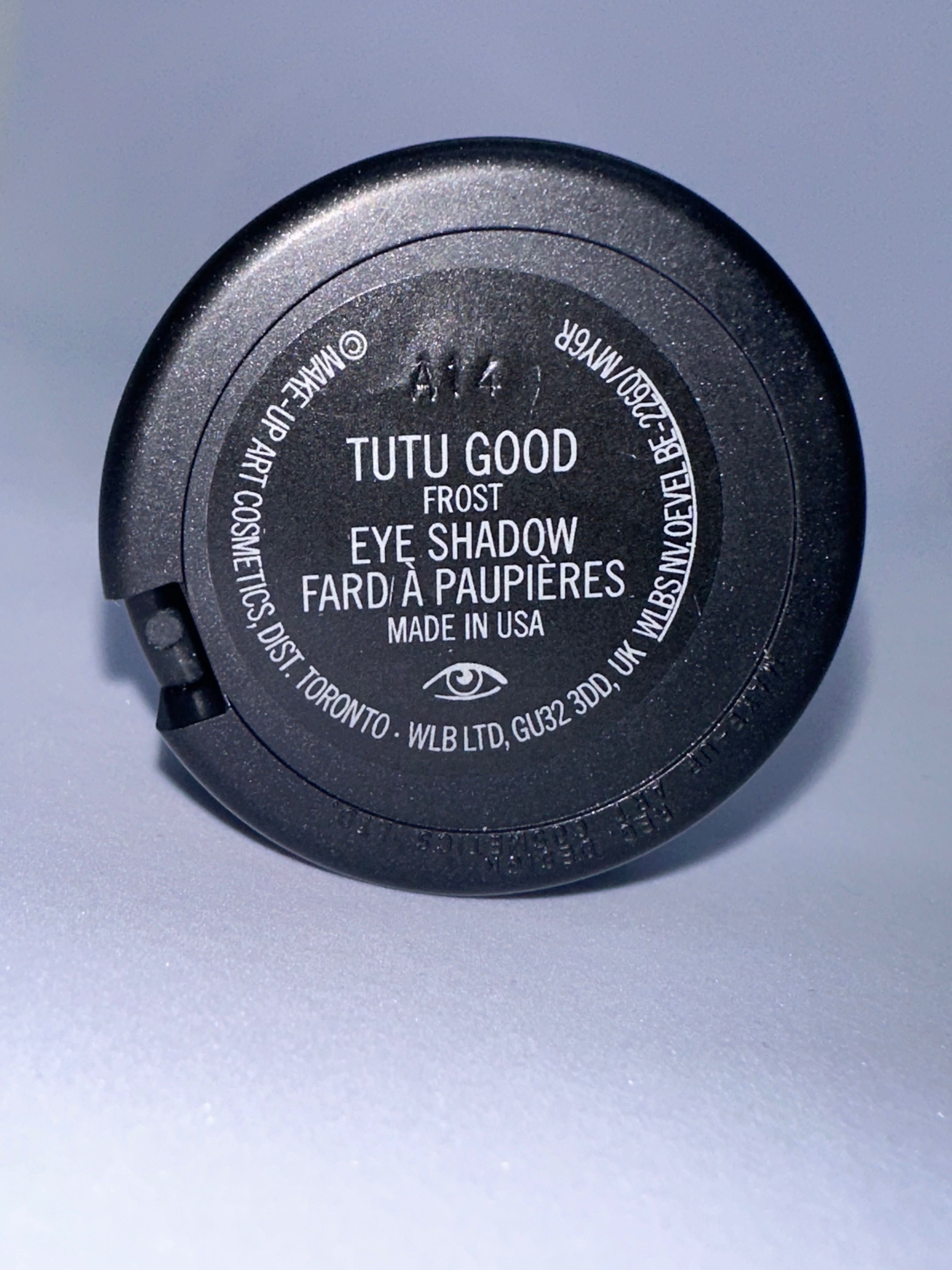 MAC
- Róz Eye Shadow Fard a Paupieres, made in USA