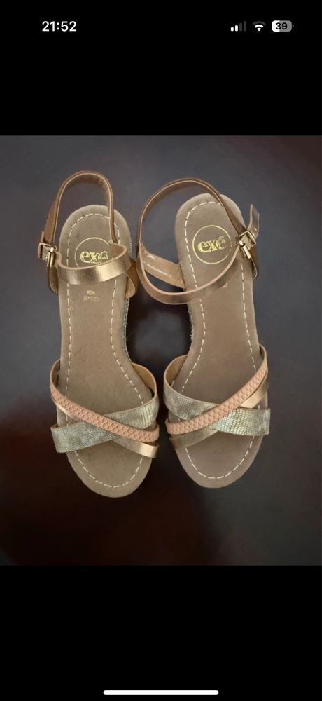 Sandalias douradas Exé
