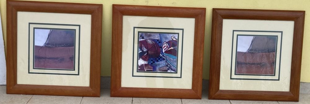 Moldura/quadro em madeira maciça com vidro.