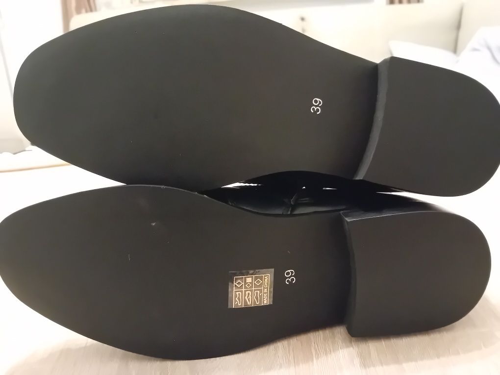 Nowe czarne buty z dzetami rozmiar 39