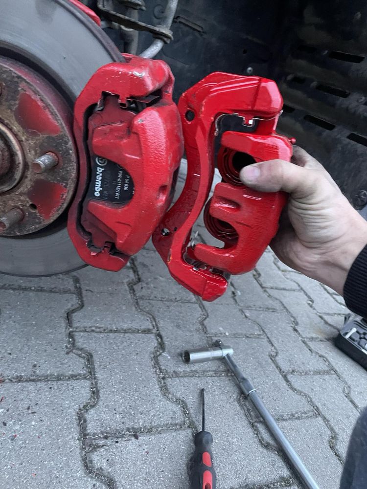 комплект тормозних дисків разом з супортами і колодками Lancer X