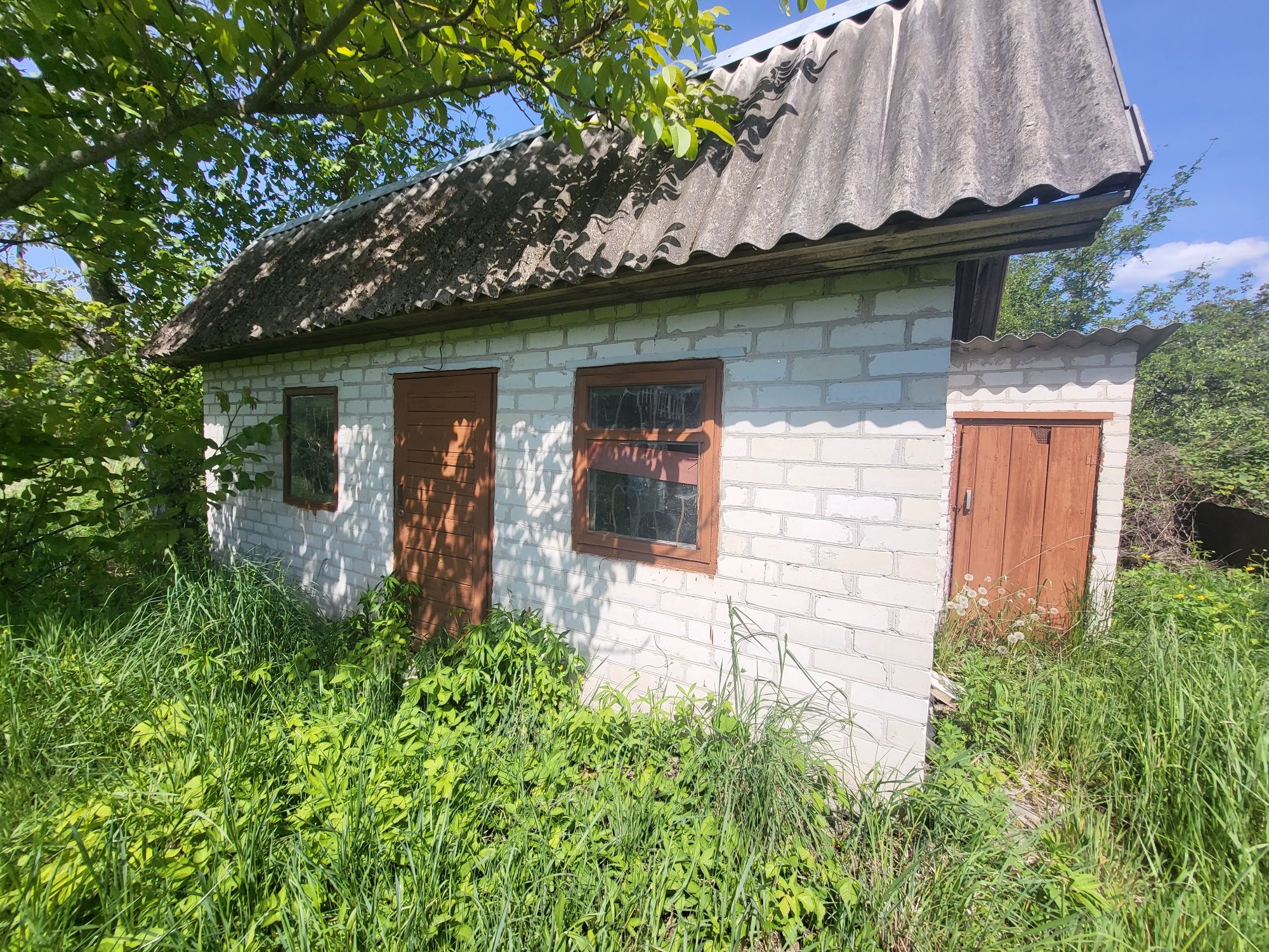 Дача з власною водоймою та великою ділянкою поруч з містом