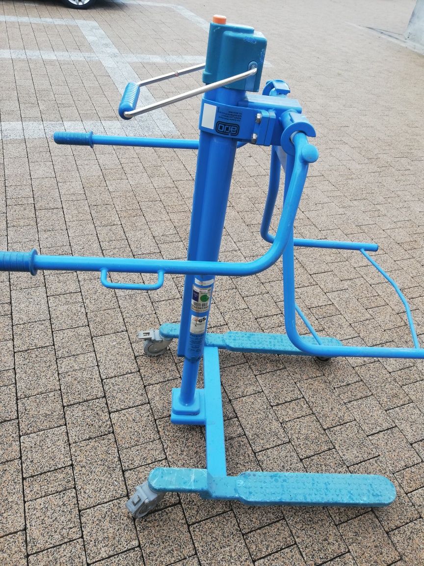 Starocie stary wózek inwalicki z podnośnikiem hydraulicznym