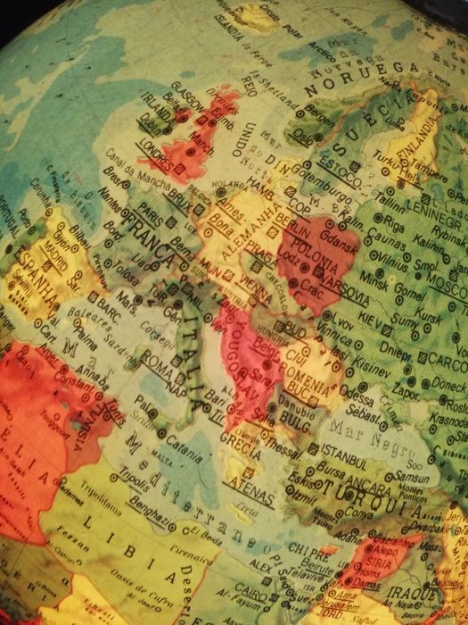 Globo de mapa antigo com luz