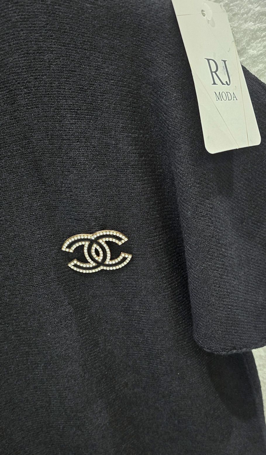 Włoski sweterek RJ Moda czarny z broszką