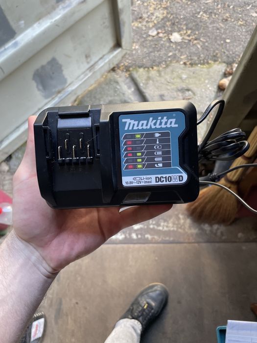 Продам шуруповерт Makita df333dwae