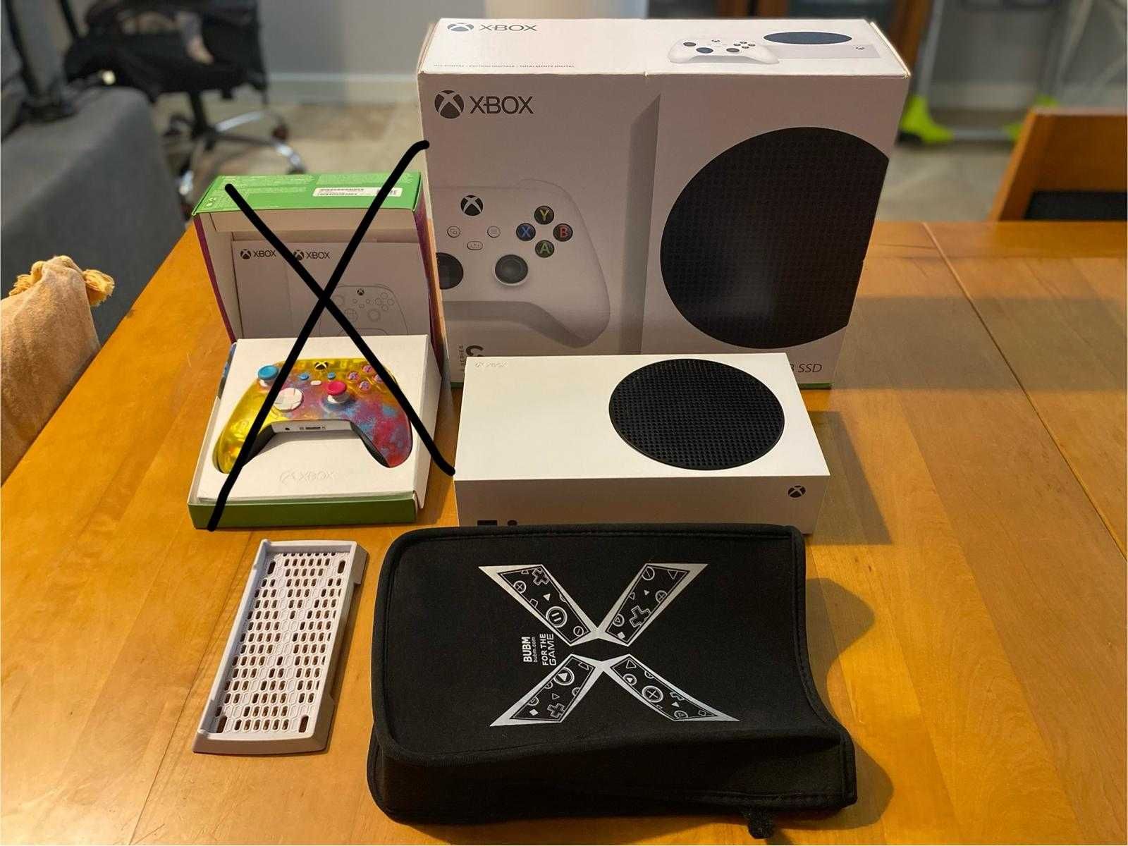 Xbox Series S + base apoio e capa