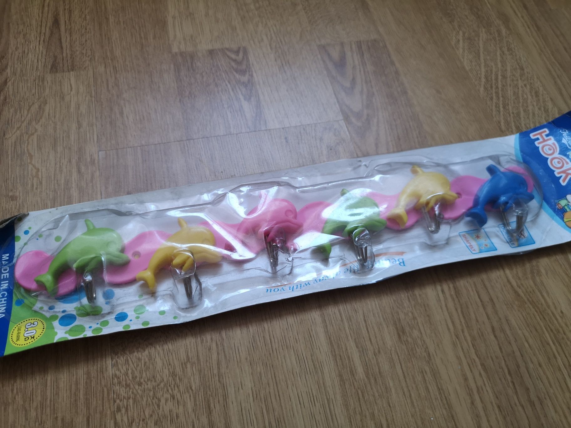 Dziecięcy wieszak do przedpokoju ubraniowe łazienkowy delfiny kolorowy