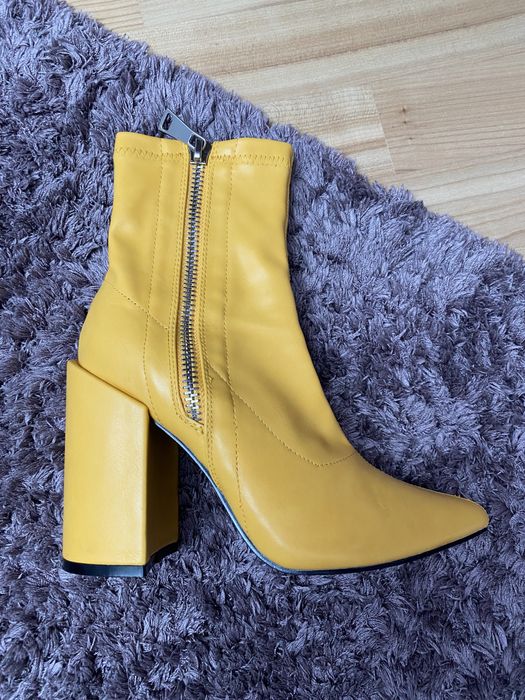 Жовті черевики на каблуку
