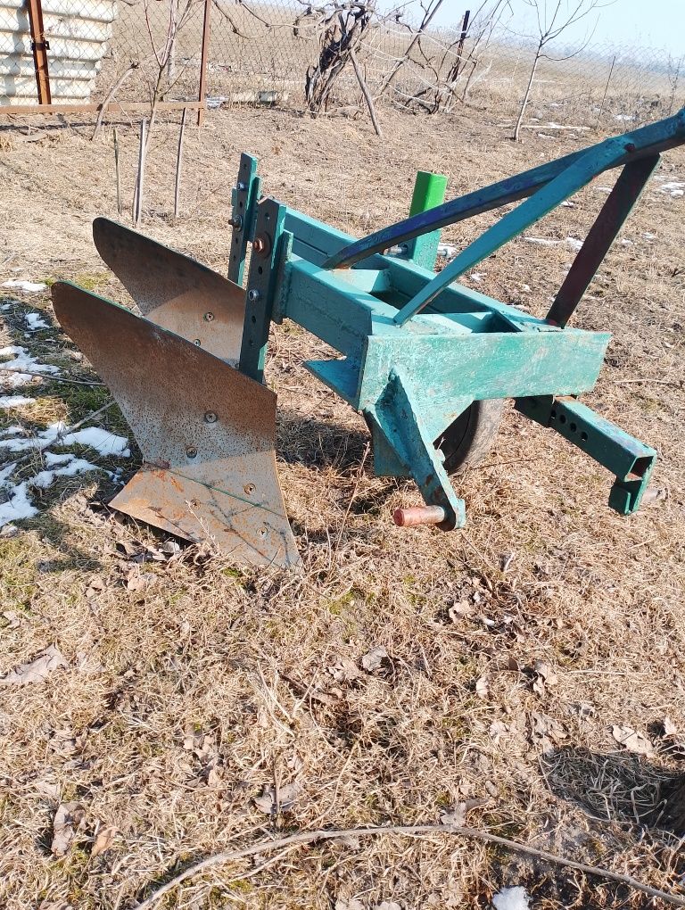 Продають маленький плуг,диск до ЮМЗ, редуктор