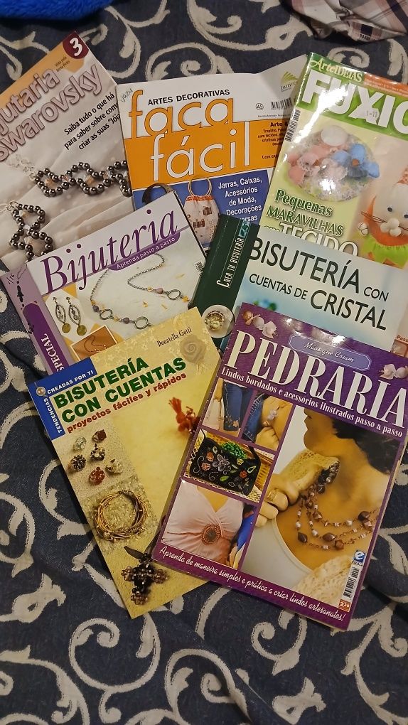 Conjunto de revistas sobre bijutaria