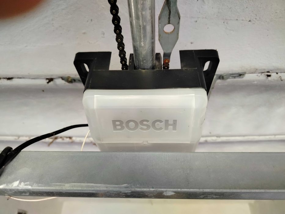 Napęd do bramy garażowej BOSCH wraz z szyną i pilotami do demontarzu
