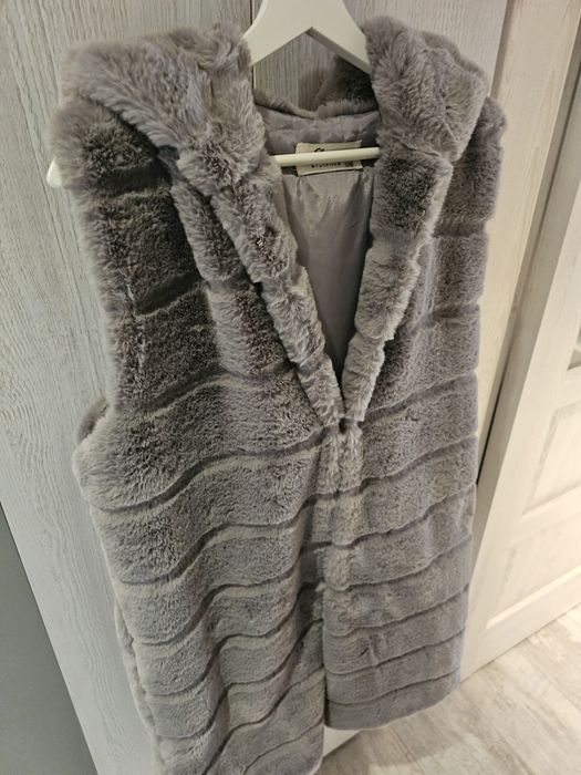 Kamizelka ze sztucznego futra z obszernym kapturem
