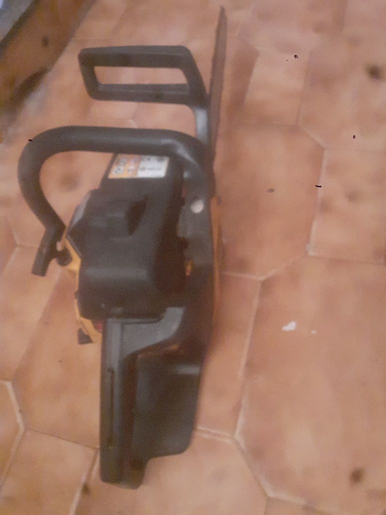 Motoserra bem estimada pouco uso
