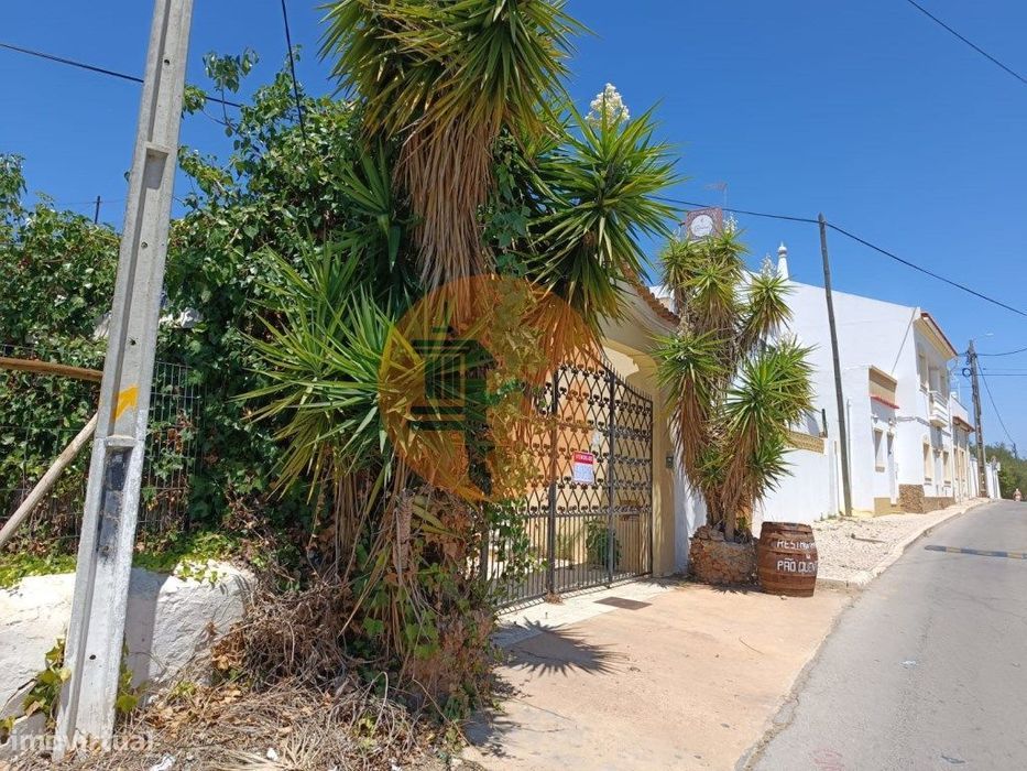 Edifício Com Três Pisos - Várias Divisões - Habitação - Restaurante...