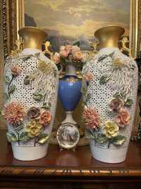 Две фарфоровые вазы
