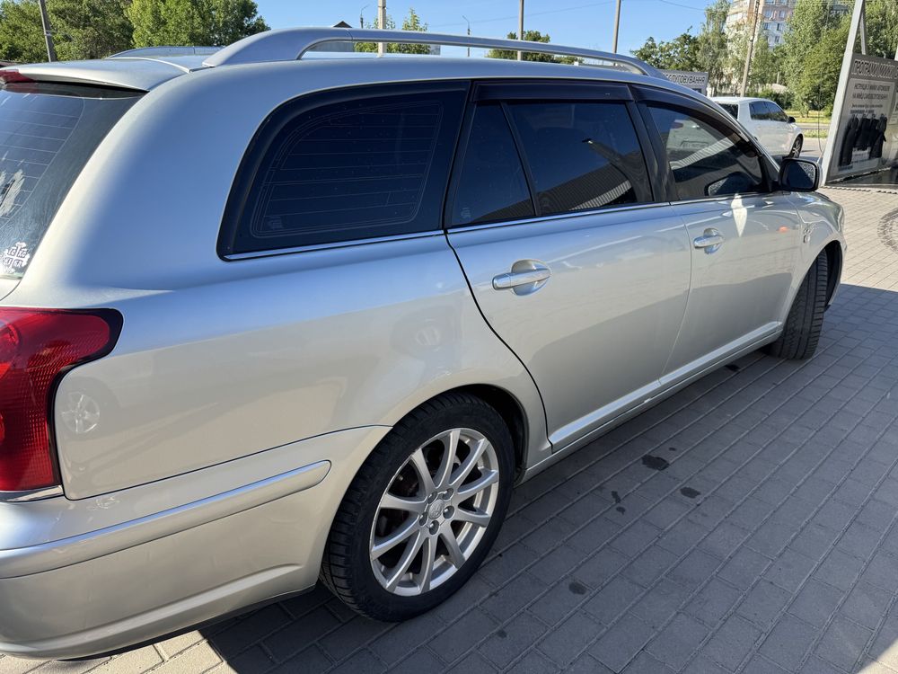 Toyota avensis 2003