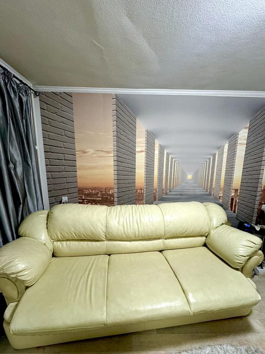 Диван кожаный с креслом